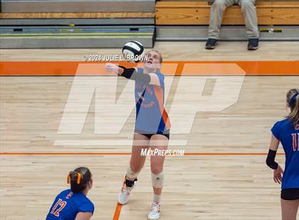 Thumbnail 2 in Silver Creek vs. Tri-West Hendricks (IHSAA 3A Semi-state semi-final) photogallery.