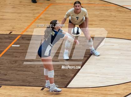 Thumbnail 2 in Silver Creek vs. Tri-West Hendricks (IHSAA 3A Semi-state semi-final) photogallery.