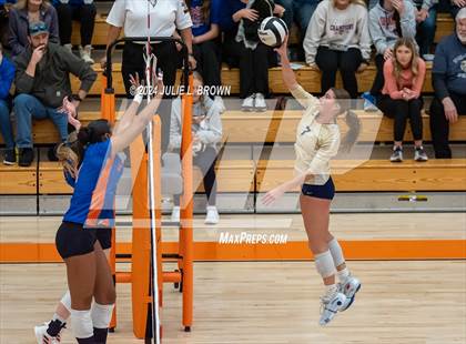 Thumbnail 2 in Silver Creek vs. Tri-West Hendricks (IHSAA 3A Semi-state semi-final) photogallery.
