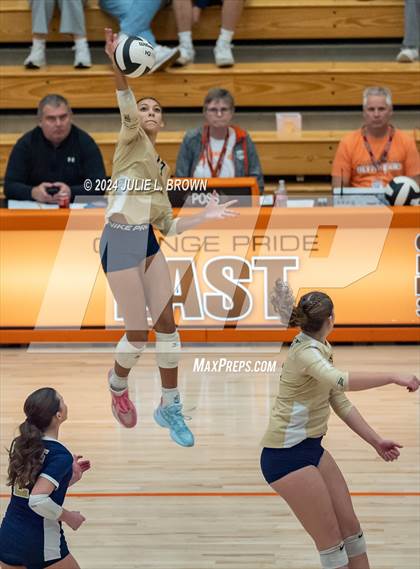 Thumbnail 3 in Silver Creek vs. Tri-West Hendricks (IHSAA 3A Semi-state semi-final) photogallery.
