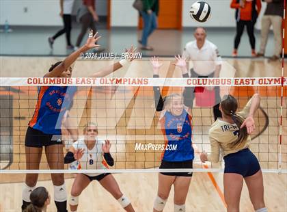Thumbnail 1 in Silver Creek vs. Tri-West Hendricks (IHSAA 3A Semi-state semi-final) photogallery.