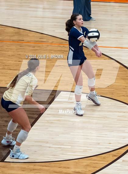 Thumbnail 3 in Silver Creek vs. Tri-West Hendricks (IHSAA 3A Semi-state semi-final) photogallery.