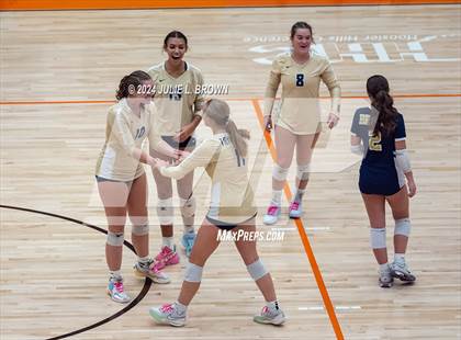Thumbnail 2 in Silver Creek vs. Tri-West Hendricks (IHSAA 3A Semi-state semi-final) photogallery.