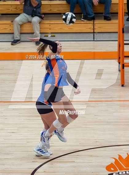 Thumbnail 1 in Silver Creek vs. Tri-West Hendricks (IHSAA 3A Semi-state semi-final) photogallery.