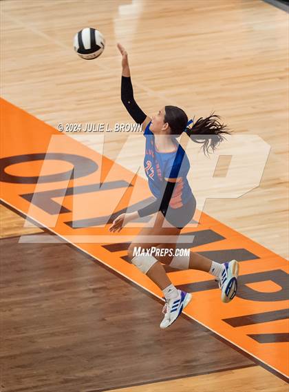 Thumbnail 3 in Silver Creek vs. Tri-West Hendricks (IHSAA 3A Semi-state semi-final) photogallery.