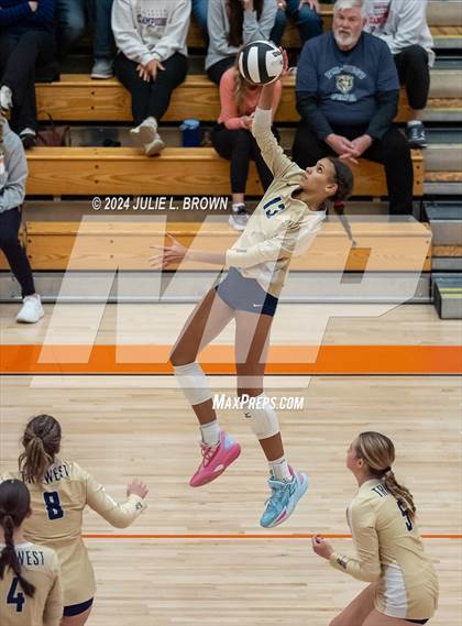 Thumbnail 2 in Silver Creek vs. Tri-West Hendricks (IHSAA 3A Semi-state semi-final) photogallery.