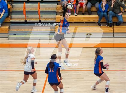 Thumbnail 3 in Silver Creek vs. Tri-West Hendricks (IHSAA 3A Semi-state semi-final) photogallery.