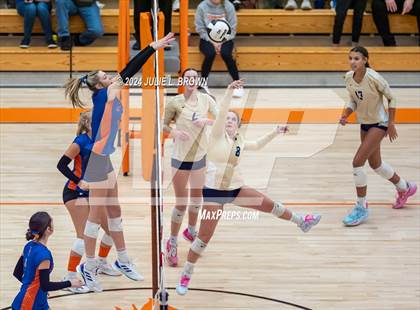 Thumbnail 1 in Silver Creek vs. Tri-West Hendricks (IHSAA 3A Semi-state semi-final) photogallery.