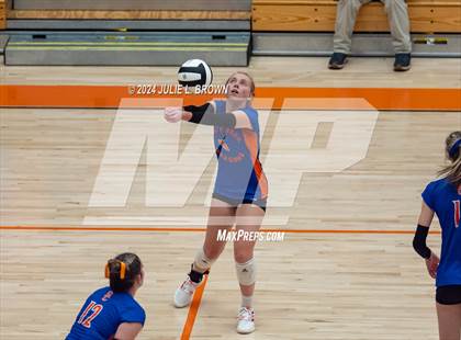 Thumbnail 3 in Silver Creek vs. Tri-West Hendricks (IHSAA 3A Semi-state semi-final) photogallery.