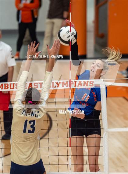 Thumbnail 3 in Silver Creek vs. Tri-West Hendricks (IHSAA 3A Semi-state semi-final) photogallery.