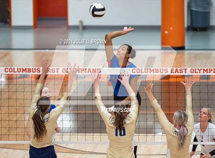 Thumbnail 2 in Silver Creek vs. Tri-West Hendricks (IHSAA 3A Semi-state semi-final) photogallery.