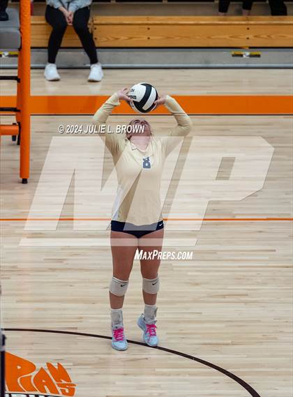 Thumbnail 1 in Silver Creek vs. Tri-West Hendricks (IHSAA 3A Semi-state semi-final) photogallery.