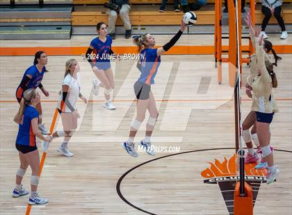 Thumbnail 1 in Silver Creek vs. Tri-West Hendricks (IHSAA 3A Semi-state semi-final) photogallery.