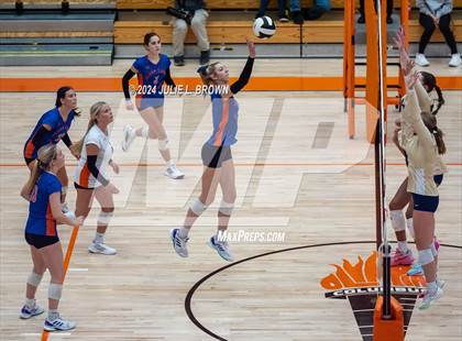 Thumbnail 3 in Silver Creek vs. Tri-West Hendricks (IHSAA 3A Semi-state semi-final) photogallery.