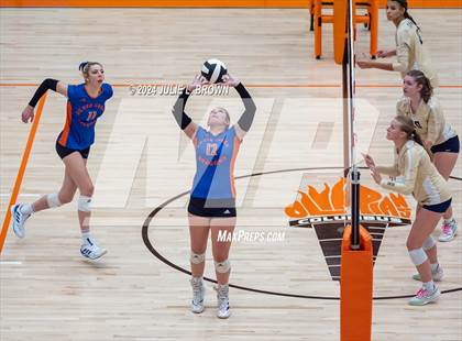 Thumbnail 2 in Silver Creek vs. Tri-West Hendricks (IHSAA 3A Semi-state semi-final) photogallery.