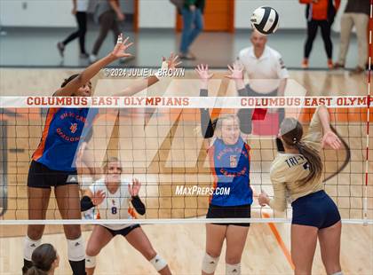 Thumbnail 2 in Silver Creek vs. Tri-West Hendricks (IHSAA 3A Semi-state semi-final) photogallery.