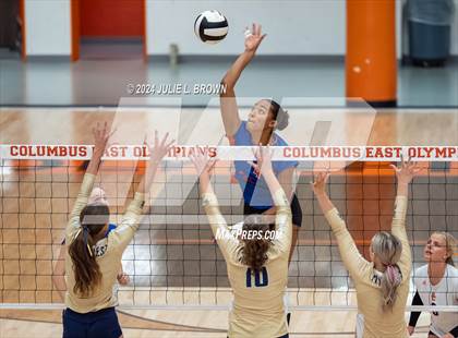 Thumbnail 3 in Silver Creek vs. Tri-West Hendricks (IHSAA 3A Semi-state semi-final) photogallery.