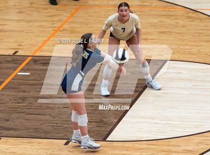 Thumbnail 1 in Silver Creek vs. Tri-West Hendricks (IHSAA 3A Semi-state semi-final) photogallery.