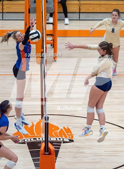 Thumbnail 2 in Silver Creek vs. Tri-West Hendricks (IHSAA 3A Semi-state semi-final) photogallery.