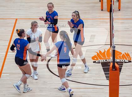Thumbnail 3 in Silver Creek vs. Tri-West Hendricks (IHSAA 3A Semi-state semi-final) photogallery.
