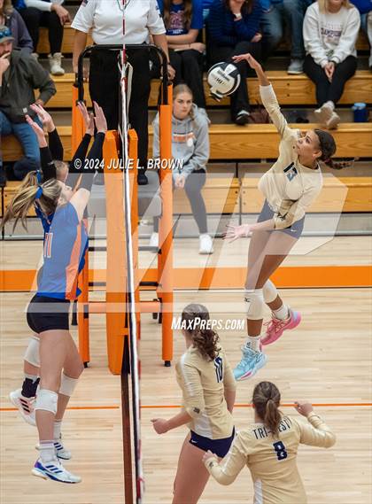 Thumbnail 3 in Silver Creek vs. Tri-West Hendricks (IHSAA 3A Semi-state semi-final) photogallery.