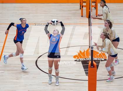Thumbnail 3 in Silver Creek vs. Tri-West Hendricks (IHSAA 3A Semi-state semi-final) photogallery.