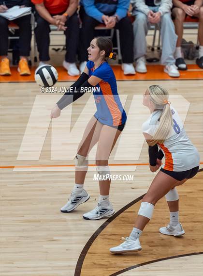 Thumbnail 2 in Silver Creek vs. Tri-West Hendricks (IHSAA 3A Semi-state semi-final) photogallery.