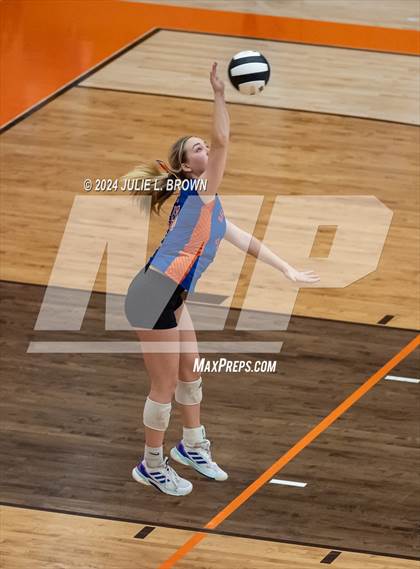 Thumbnail 3 in Silver Creek vs. Tri-West Hendricks (IHSAA 3A Semi-state semi-final) photogallery.