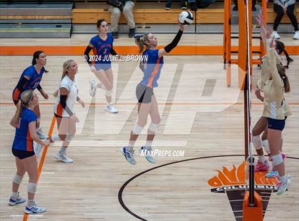 Thumbnail 3 in Silver Creek vs. Tri-West Hendricks (IHSAA 3A Semi-state semi-final) photogallery.