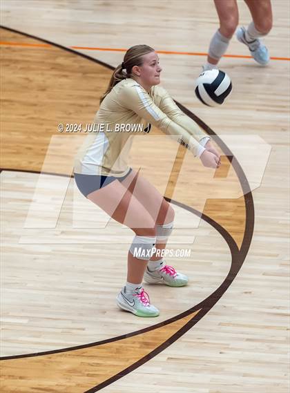 Thumbnail 2 in Silver Creek vs. Tri-West Hendricks (IHSAA 3A Semi-state semi-final) photogallery.