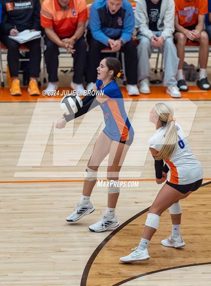 Thumbnail 3 in Silver Creek vs. Tri-West Hendricks (IHSAA 3A Semi-state semi-final) photogallery.