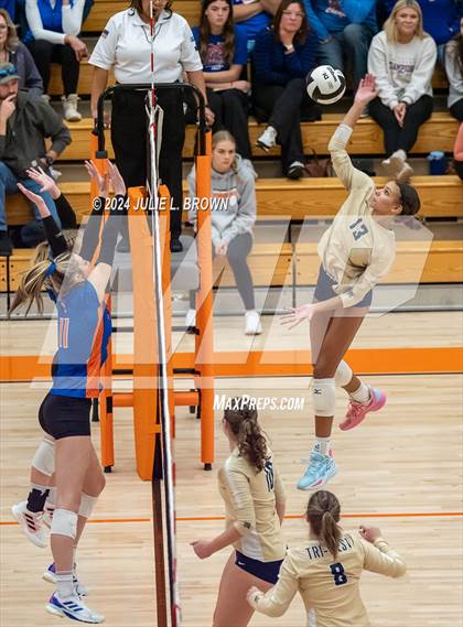 Thumbnail 1 in Silver Creek vs. Tri-West Hendricks (IHSAA 3A Semi-state semi-final) photogallery.