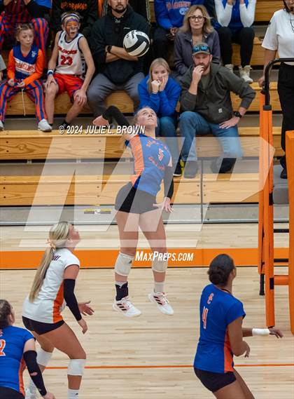 Thumbnail 3 in Silver Creek vs. Tri-West Hendricks (IHSAA 3A Semi-state semi-final) photogallery.