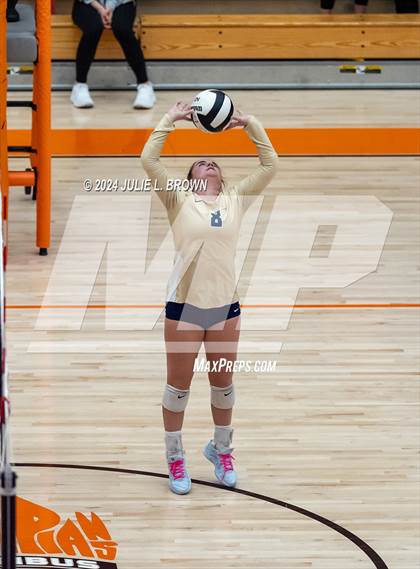 Thumbnail 2 in Silver Creek vs. Tri-West Hendricks (IHSAA 3A Semi-state semi-final) photogallery.