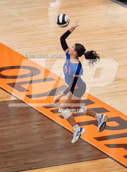 Thumbnail 1 in Silver Creek vs. Tri-West Hendricks (IHSAA 3A Semi-state semi-final) photogallery.