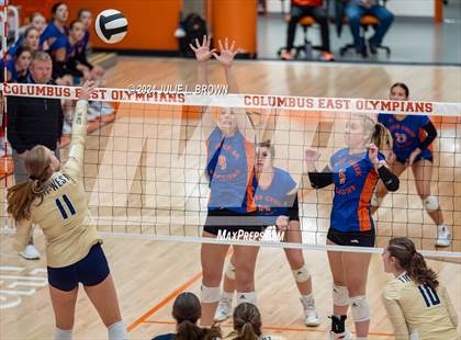 Thumbnail 1 in Silver Creek vs. Tri-West Hendricks (IHSAA 3A Semi-state semi-final) photogallery.