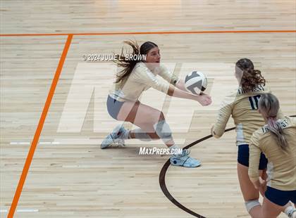 Thumbnail 1 in Silver Creek vs. Tri-West Hendricks (IHSAA 3A Semi-state semi-final) photogallery.