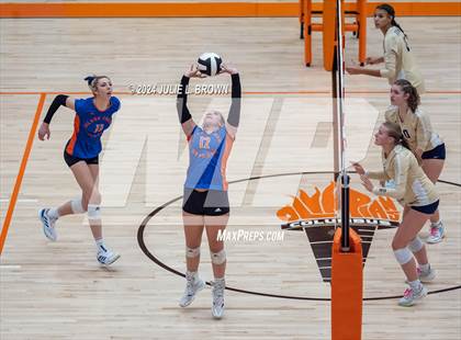 Thumbnail 2 in Silver Creek vs. Tri-West Hendricks (IHSAA 3A Semi-state semi-final) photogallery.