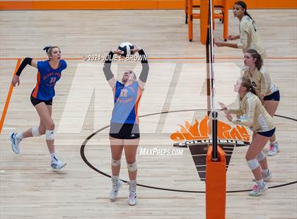 Thumbnail 1 in Silver Creek vs. Tri-West Hendricks (IHSAA 3A Semi-state semi-final) photogallery.