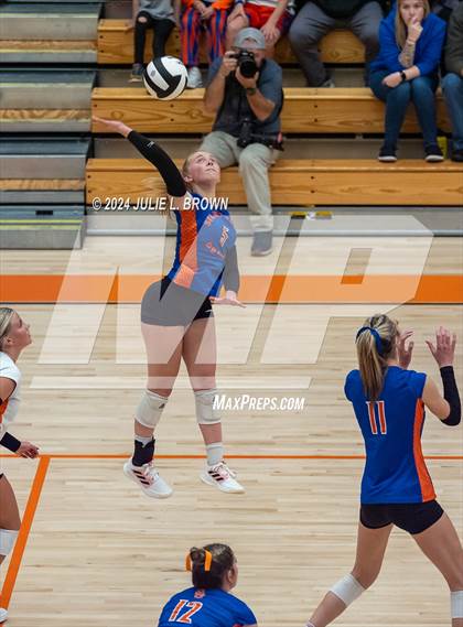 Thumbnail 1 in Silver Creek vs. Tri-West Hendricks (IHSAA 3A Semi-state semi-final) photogallery.