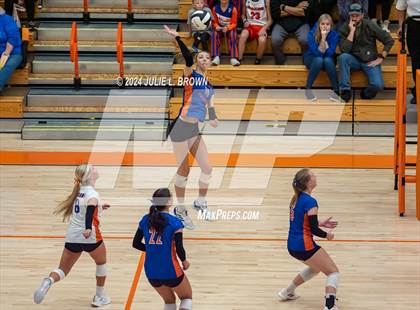 Thumbnail 1 in Silver Creek vs. Tri-West Hendricks (IHSAA 3A Semi-state semi-final) photogallery.