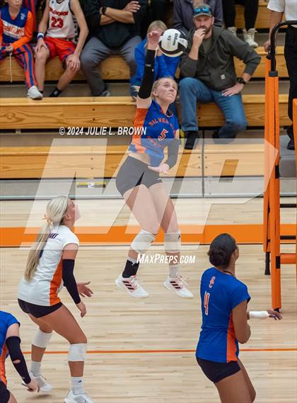 Thumbnail 1 in Silver Creek vs. Tri-West Hendricks (IHSAA 3A Semi-state semi-final) photogallery.