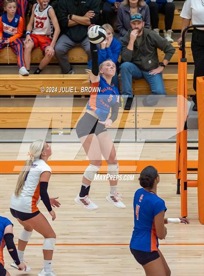 Thumbnail 3 in Silver Creek vs. Tri-West Hendricks (IHSAA 3A Semi-state semi-final) photogallery.