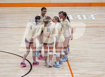 Thumbnail 2 in Silver Creek vs. Tri-West Hendricks (IHSAA 3A Semi-state semi-final) photogallery.