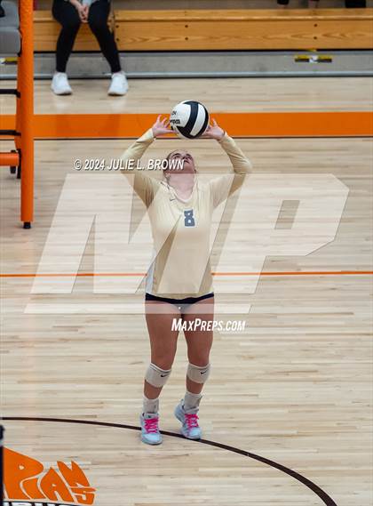 Thumbnail 3 in Silver Creek vs. Tri-West Hendricks (IHSAA 3A Semi-state semi-final) photogallery.