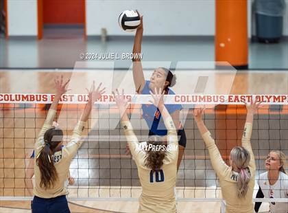 Thumbnail 1 in Silver Creek vs. Tri-West Hendricks (IHSAA 3A Semi-state semi-final) photogallery.