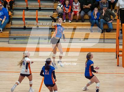 Thumbnail 3 in Silver Creek vs. Tri-West Hendricks (IHSAA 3A Semi-state semi-final) photogallery.