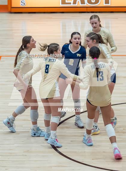 Thumbnail 3 in Silver Creek vs. Tri-West Hendricks (IHSAA 3A Semi-state semi-final) photogallery.
