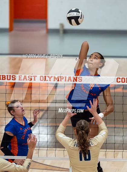 Thumbnail 2 in Silver Creek vs. Tri-West Hendricks (IHSAA 3A Semi-state semi-final) photogallery.