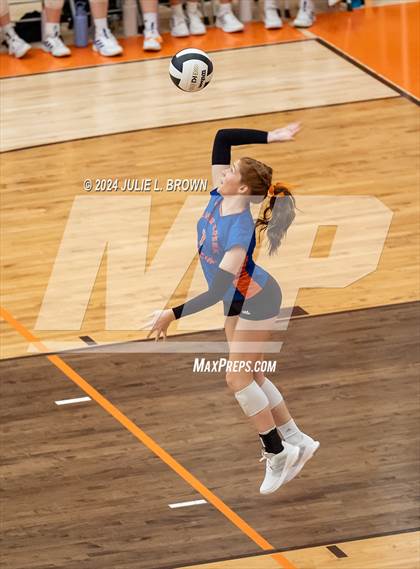 Thumbnail 2 in Silver Creek vs. Tri-West Hendricks (IHSAA 3A Semi-state semi-final) photogallery.